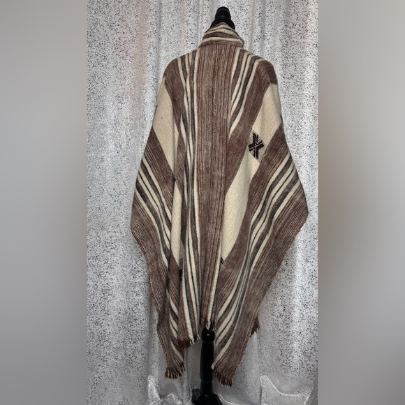 NWOT Never worn Peruvian Alpaca poncho - Picture 2 of 3